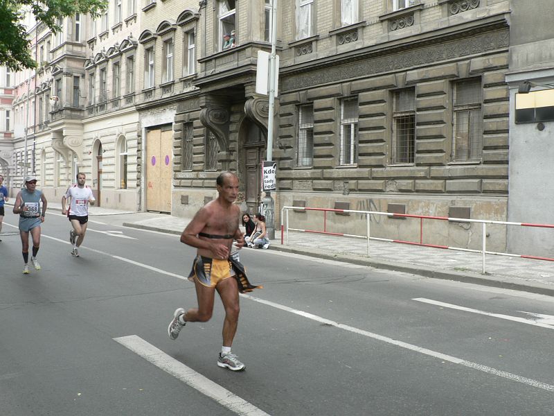 Maraton09 143.jpg - Každý řešil teplo jinak.